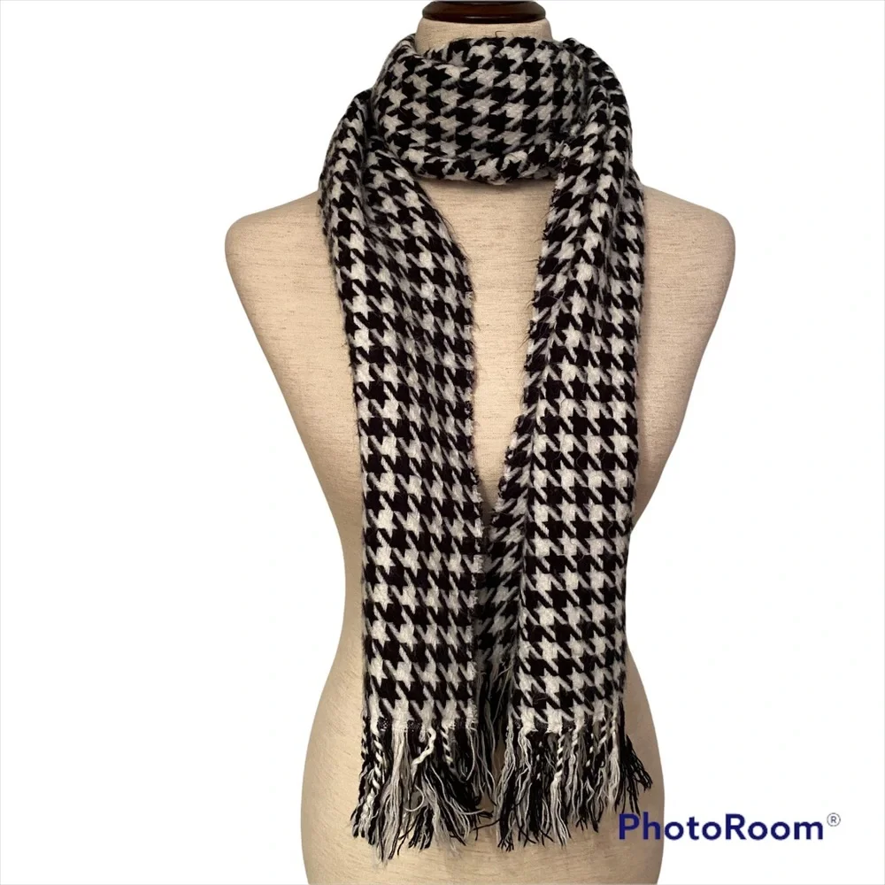 SCARF SCOTLAND CASHMERE BLACK WHITE HOUNDSTOOTH LONG FRINGE ACCESSORY MUFFLER